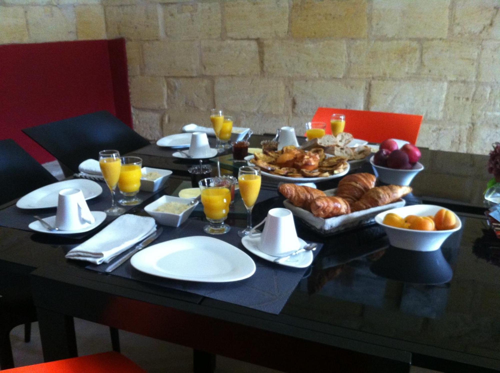 ชาโต ลา มอท ดู แบร์รี Bed & Breakfast Moulon-sur-Dordogne ภายนอก รูปภาพ