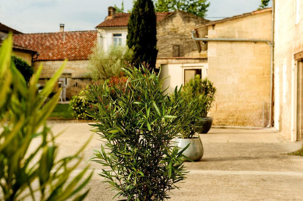 ชาโต ลา มอท ดู แบร์รี Bed & Breakfast Moulon-sur-Dordogne ภายนอก รูปภาพ