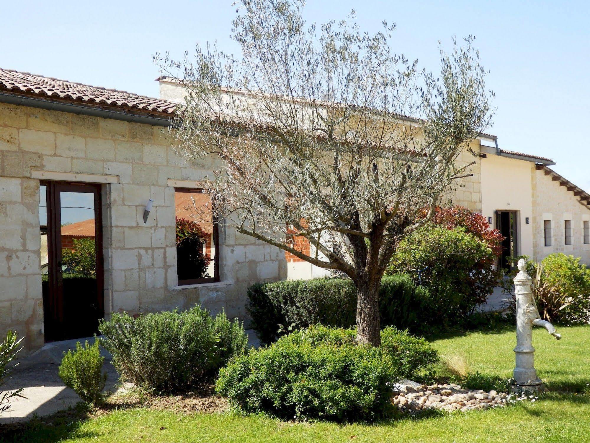ชาโต ลา มอท ดู แบร์รี Bed & Breakfast Moulon-sur-Dordogne ภายนอก รูปภาพ