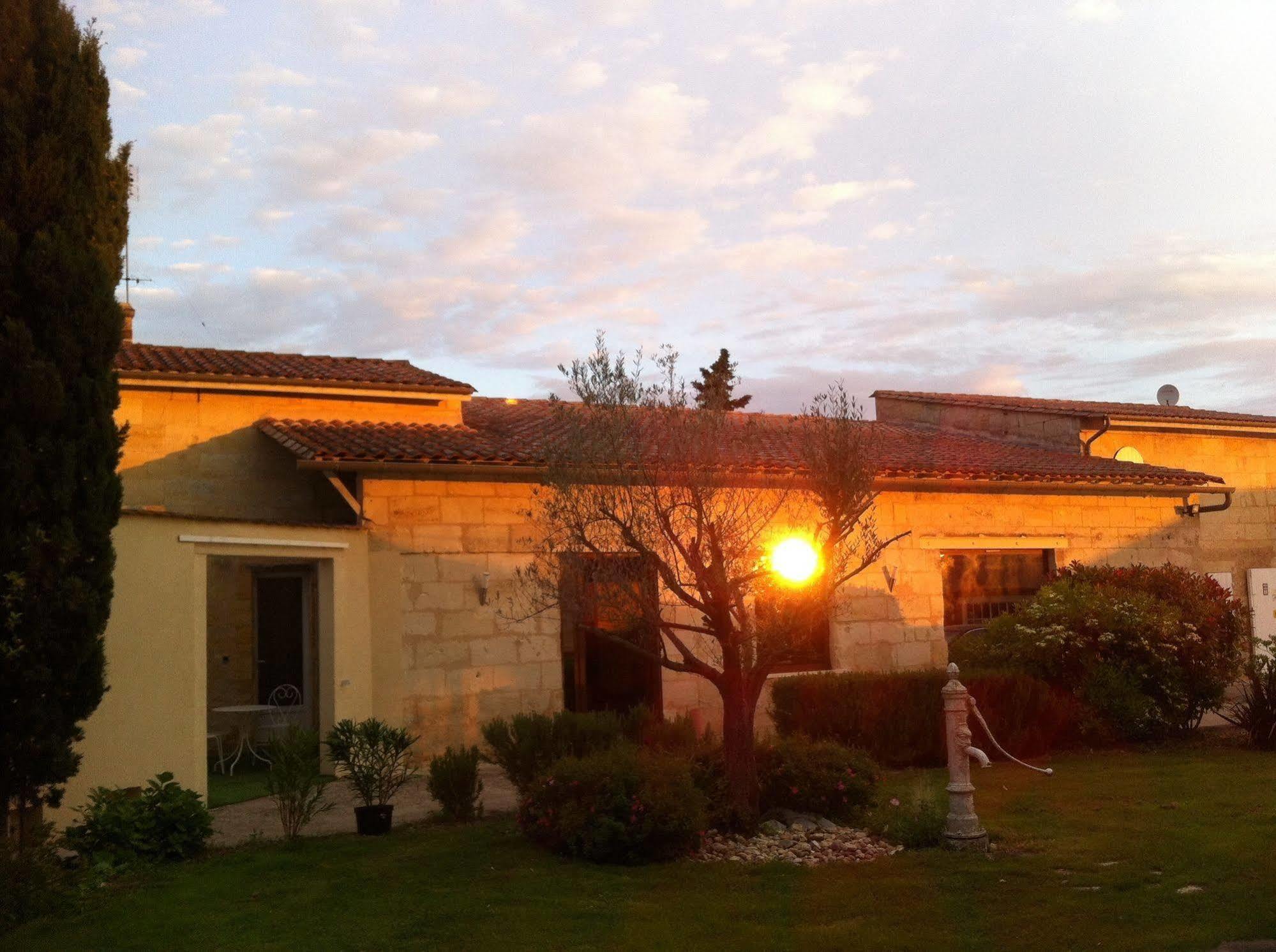 ชาโต ลา มอท ดู แบร์รี Bed & Breakfast Moulon-sur-Dordogne ภายนอก รูปภาพ
