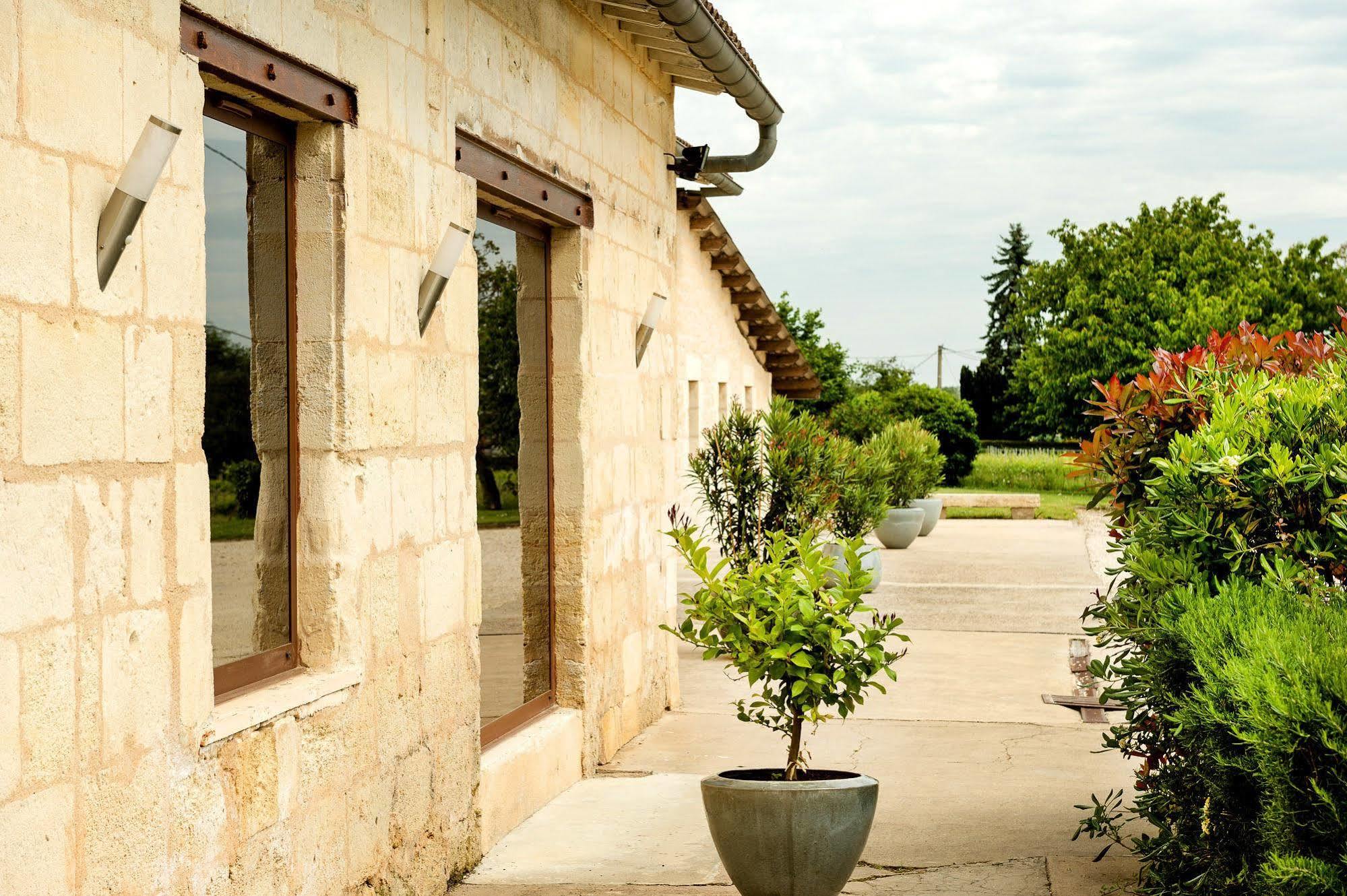 ชาโต ลา มอท ดู แบร์รี Bed & Breakfast Moulon-sur-Dordogne ภายนอก รูปภาพ