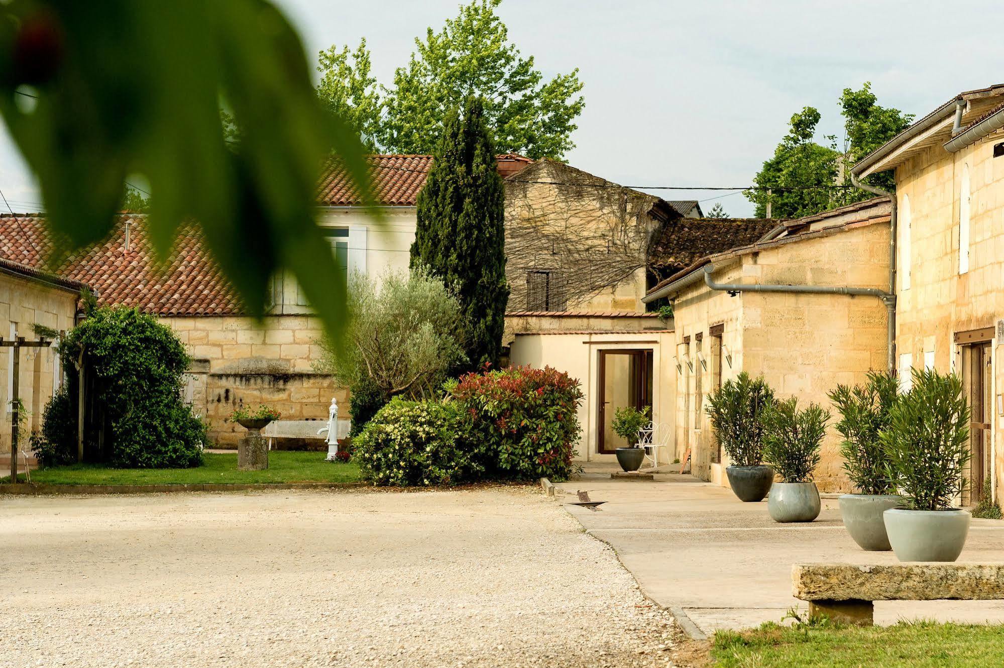 ชาโต ลา มอท ดู แบร์รี Bed & Breakfast Moulon-sur-Dordogne ภายนอก รูปภาพ