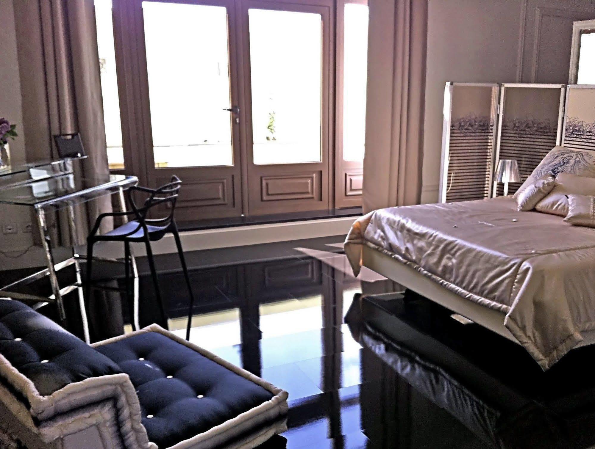 ชาโต ลา มอท ดู แบร์รี Bed & Breakfast Moulon-sur-Dordogne ภายนอก รูปภาพ