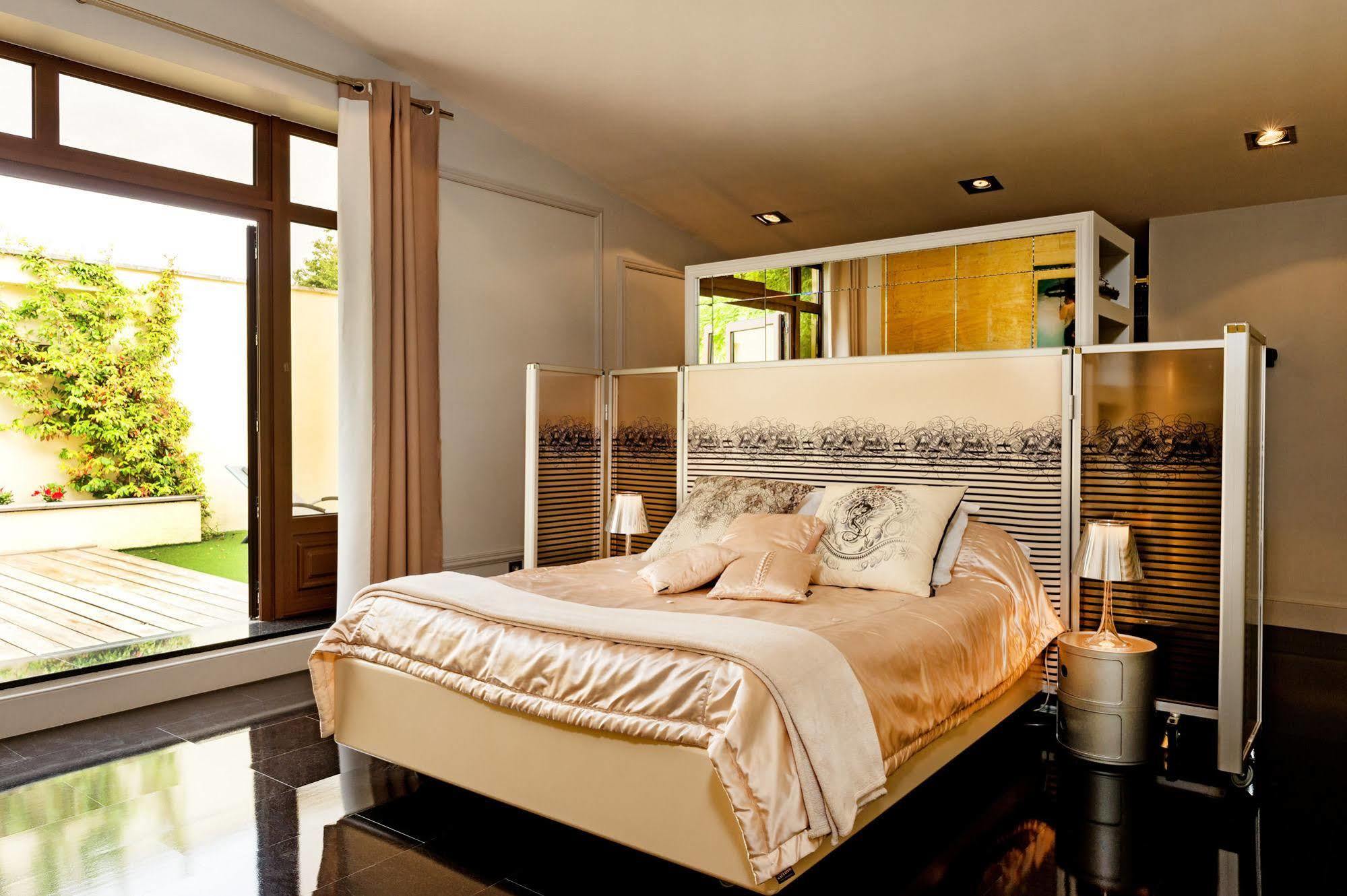 ชาโต ลา มอท ดู แบร์รี Bed & Breakfast Moulon-sur-Dordogne ภายนอก รูปภาพ