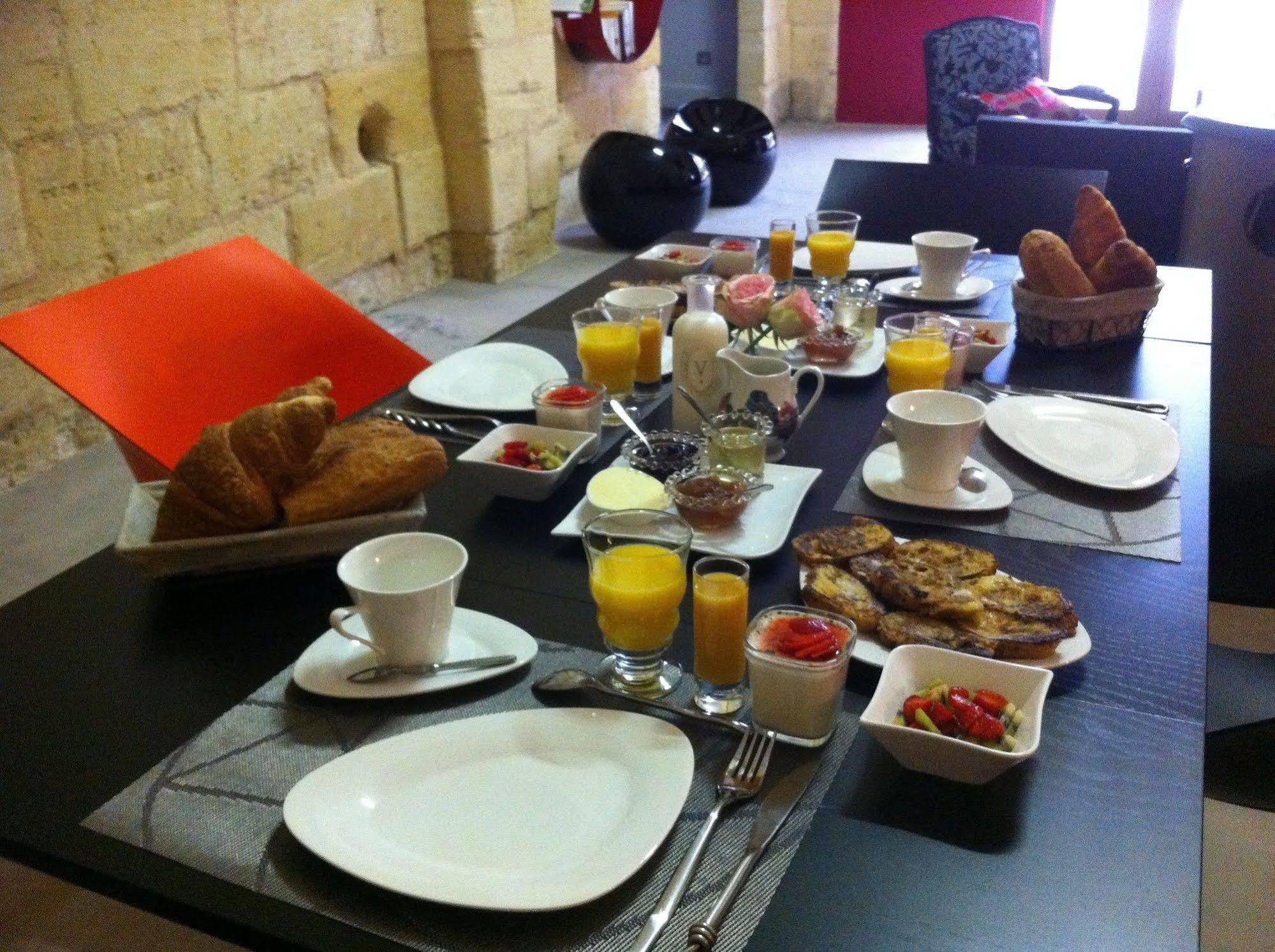 ชาโต ลา มอท ดู แบร์รี Bed & Breakfast Moulon-sur-Dordogne ภายนอก รูปภาพ