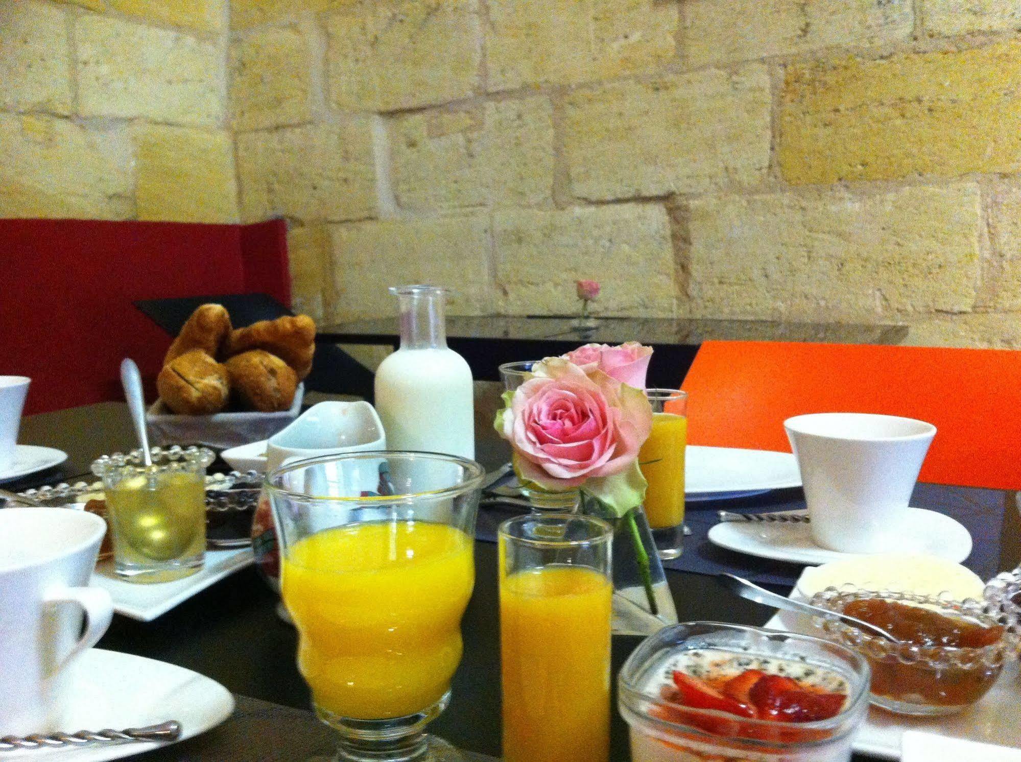 ชาโต ลา มอท ดู แบร์รี Bed & Breakfast Moulon-sur-Dordogne ภายนอก รูปภาพ